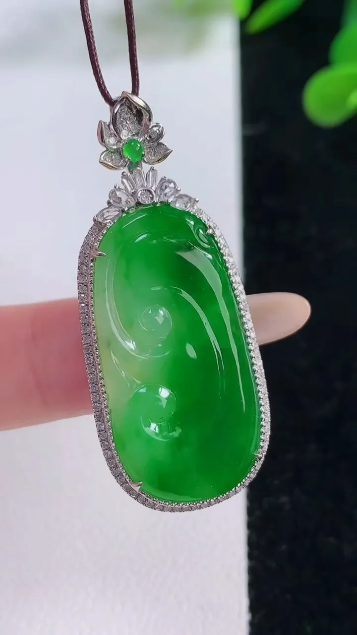 天然A货翡翠如意吊坠，尺寸43.2-18-5.2，裸石30-16.4重量:5.41g
11月25日