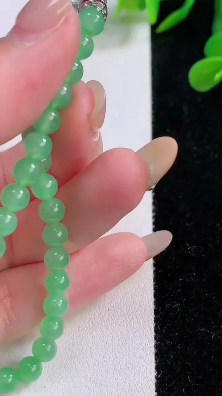 天然A货翡翠圆珠手串，尺寸5.2-35颗，重量:9.37g11月25日
工厂直销收藏佳品,种好水足，色泽均匀，有种有色，上手高大气！