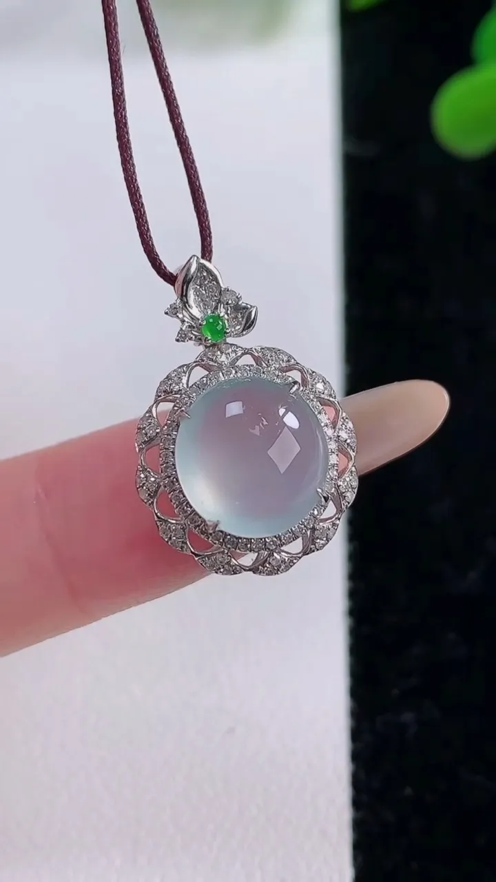 天然A货翡翠种白冰蛋面吊坠，尺寸22.2-15.4-8.2，裸石10.4-9.7重量:2.32g
11月25日