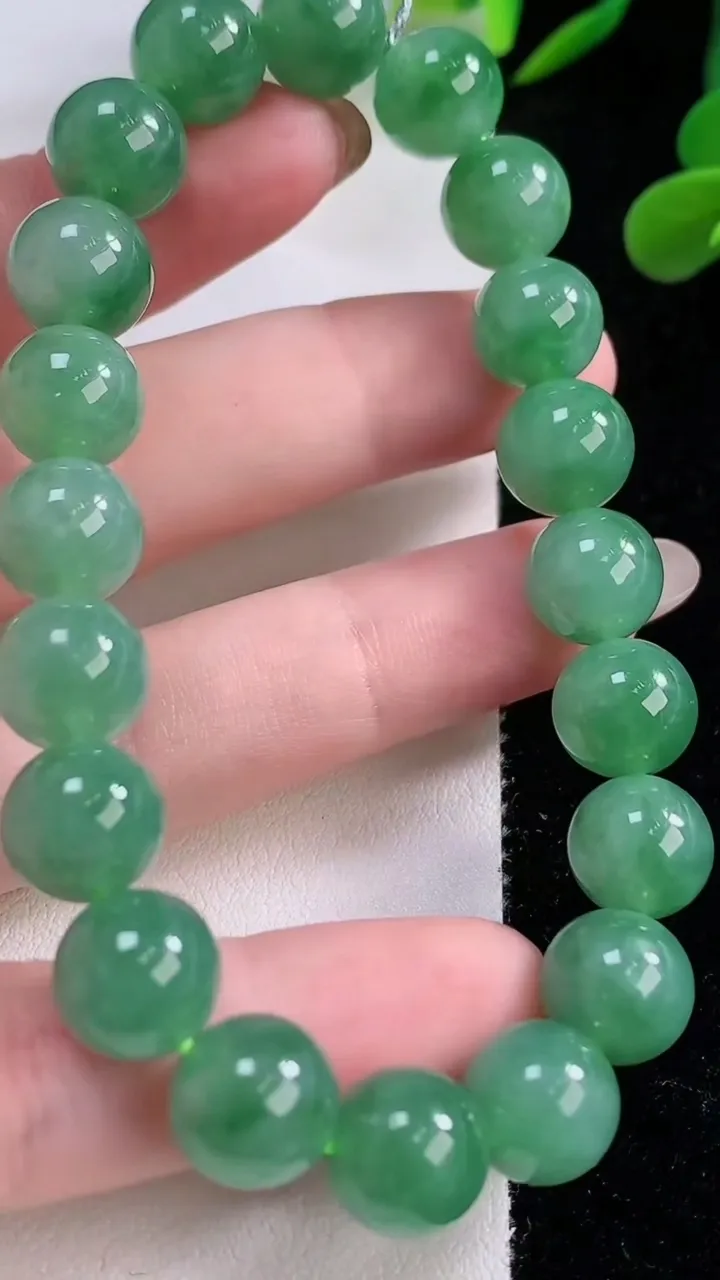 天然A货翡翠圆珠手串，尺寸9.8-20颗，重量:34.28g11月25日
工厂直销收藏佳品,种好水足，色泽均匀，有种有色，上手高大气！