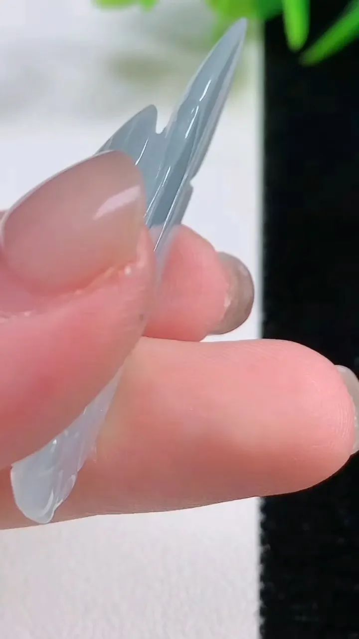 天然A货翡翠一鸣惊人吊坠，尺寸49.5-15.3-10.3，重量:7.39g
11月25日