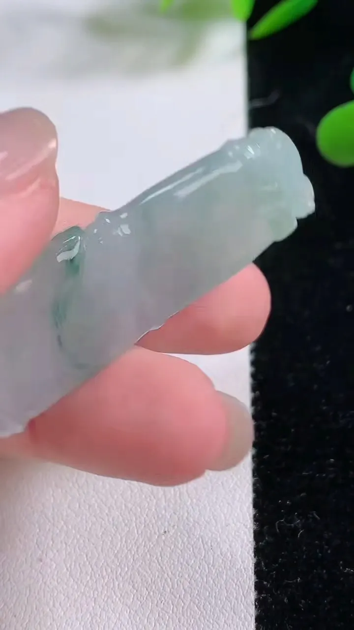 天然A货翡翠节节高升 竹节吊坠，尺寸44-16-5.8，重:9.87g
11月25日