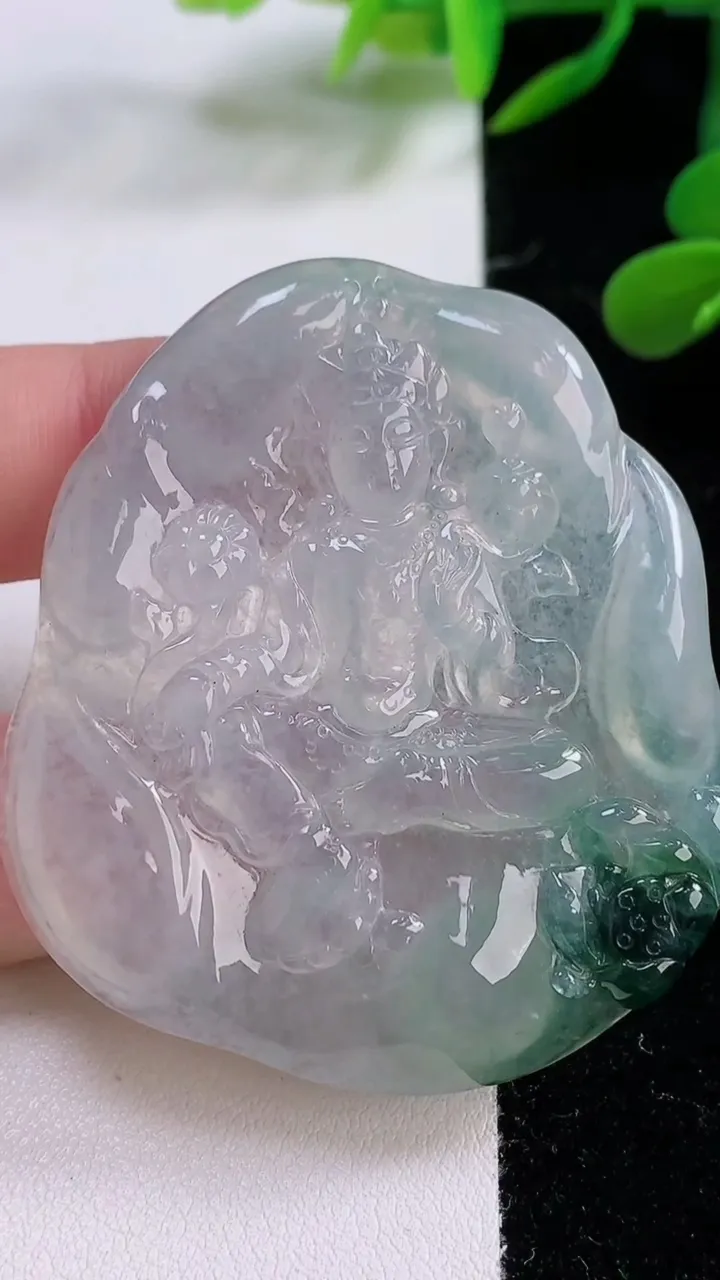 天然A货翡翠种飘花大势至菩萨吊坠，尺寸53-48-6，重:26.98g
11月25日