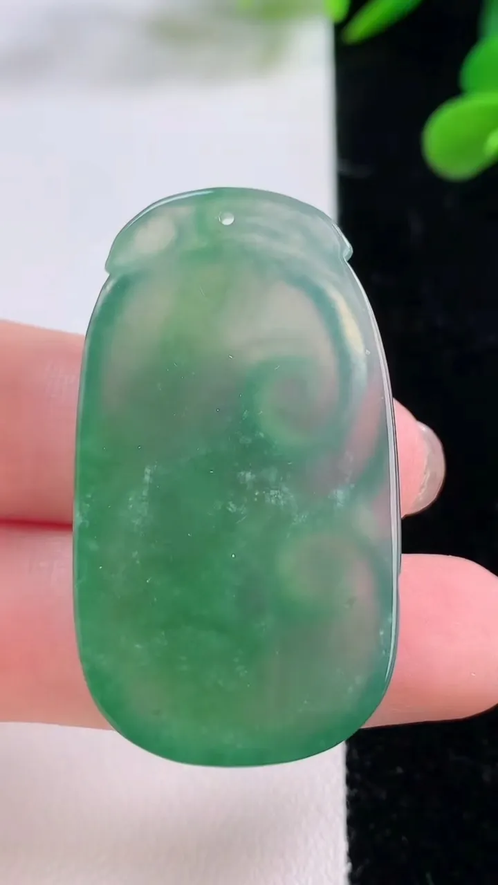 天然A货翡翠如意吊坠，尺寸42.6-23.4-6，重量:14.71g
11月25日