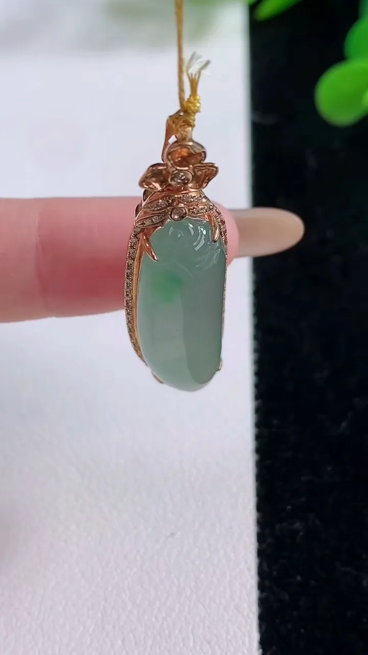 天然A货翡翠福瓜吊坠，尺寸39.3-11-8.1，裸石28.6-8.8重量:5.81g
11月25日