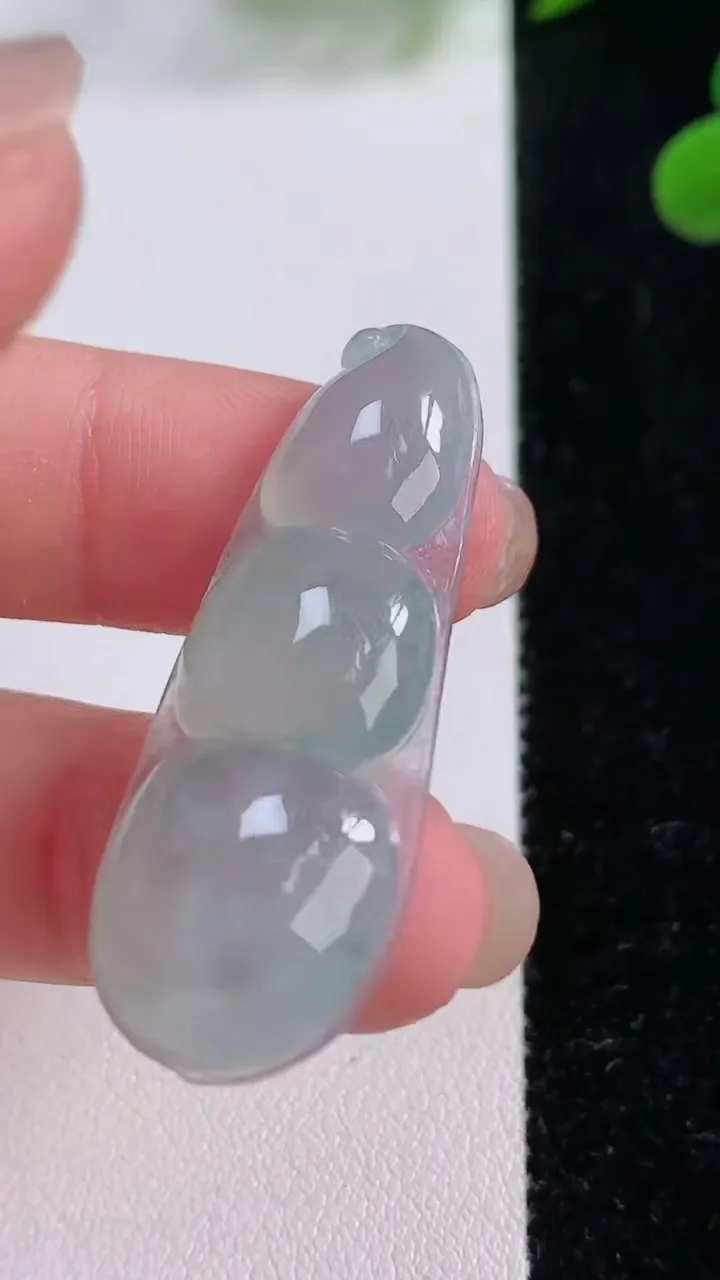 天然A货翡翠冰种飘花福豆吊坠，尺寸41-15.4-5.9，重量:6.31g
11月25日