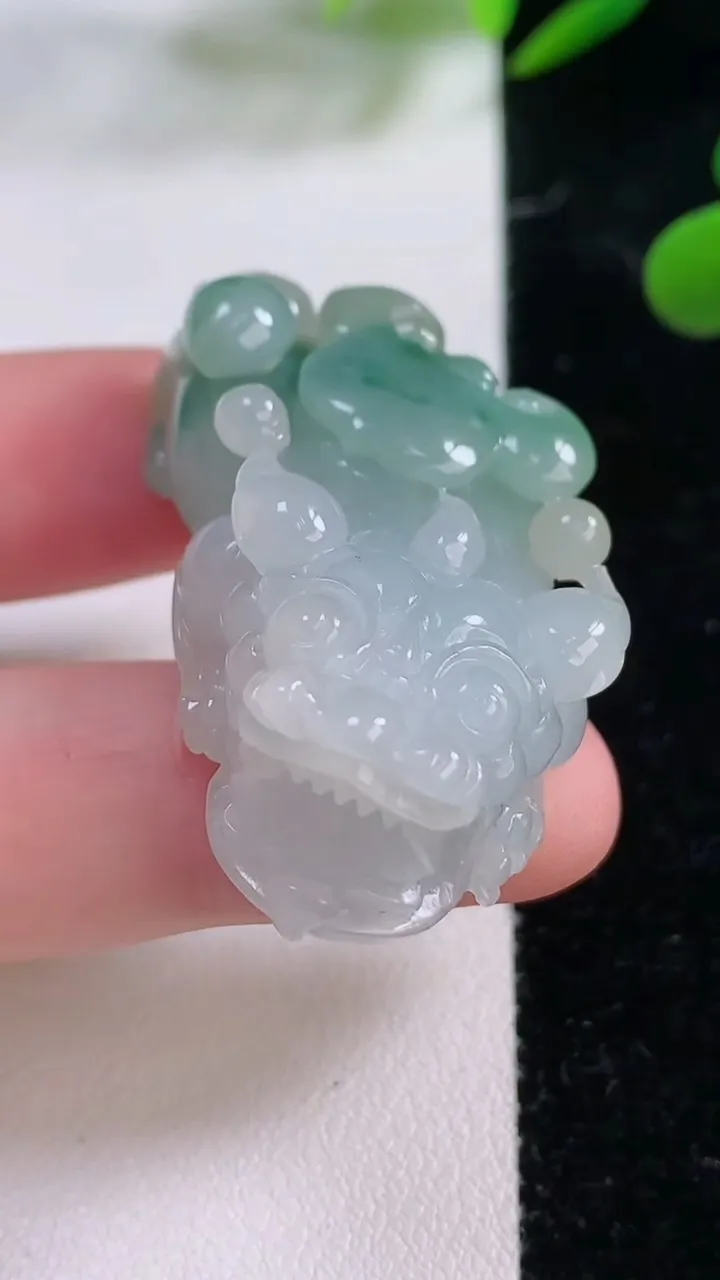 天然A货翡翠飘花貔貅吊坠，尺寸43.5-23-14.5重:25.40g
11月25日