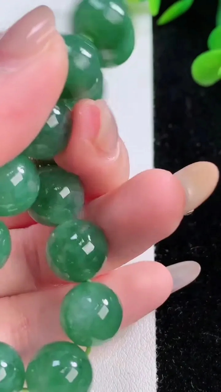 天然A货翡翠圆珠手串，尺寸12-14颗，重量:43.97g11月25日
工厂直销收藏佳品,种好水足，色泽均匀，有种有色，上手高大气！