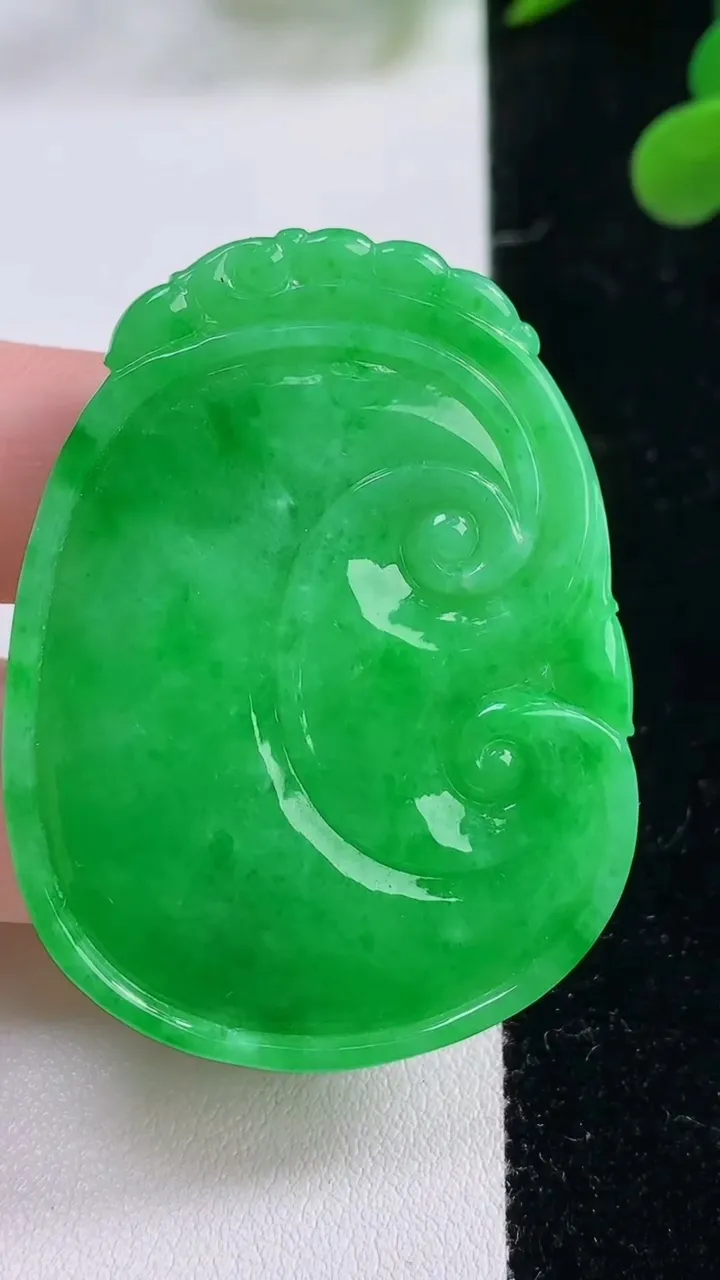 天然A货翡翠如意吊坠，尺寸48.8-37-5.3，重量:19.83g
11月25日