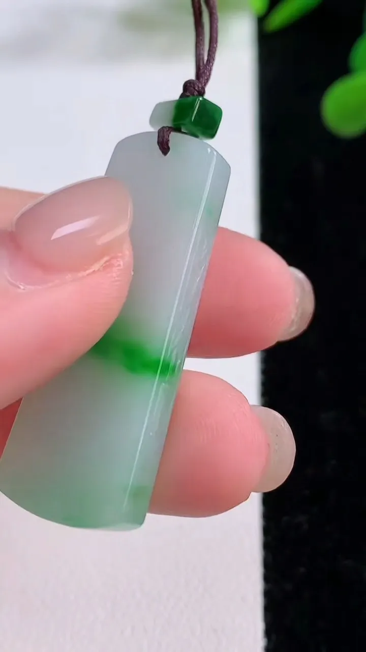 天然A货翡翠仿古无事牌吊坠，尺寸38-14.8-4.5，重量:7.84g
11月25日