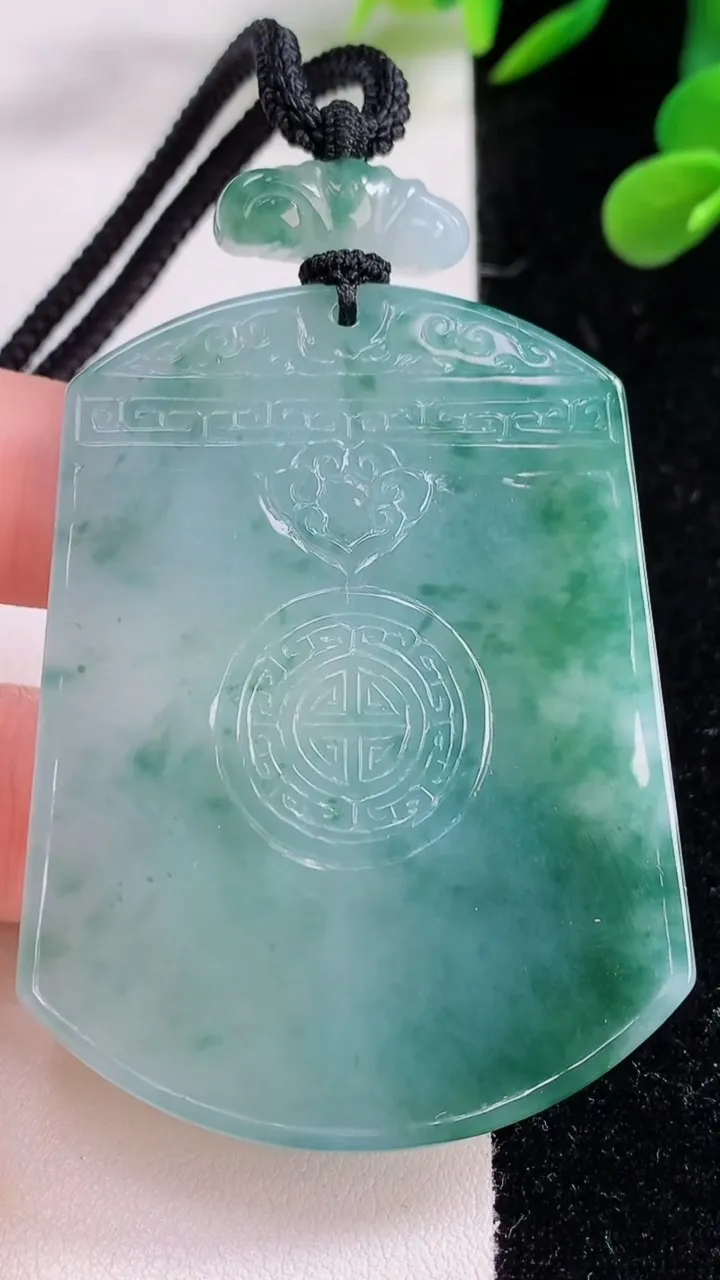 天然A货翡翠种飘花仿古无事牌吊坠，尺寸56.3-43-5.6，重量:44.37g
11月25日