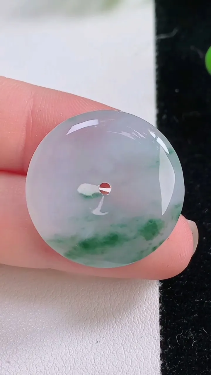 天然A货翡翠冰种飘花平安扣吊坠，尺寸25.4-5，重:6.74g
11月25日