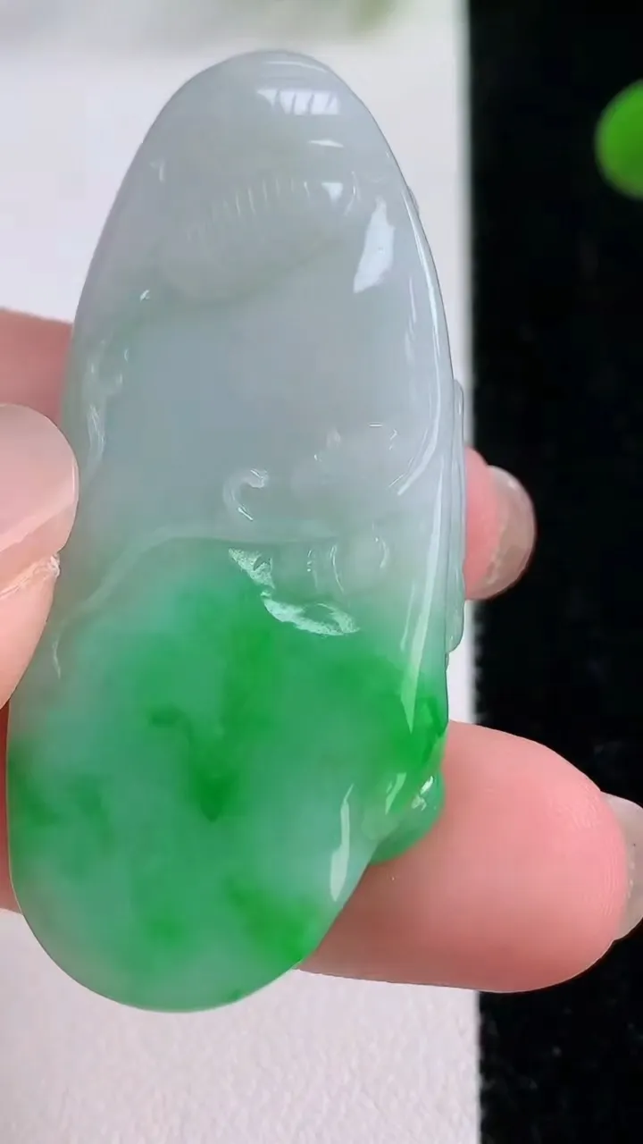 天然A货翡翠鸟语花香吊坠，尺寸49.8-22-8.4，重量:16.51g
11月25日