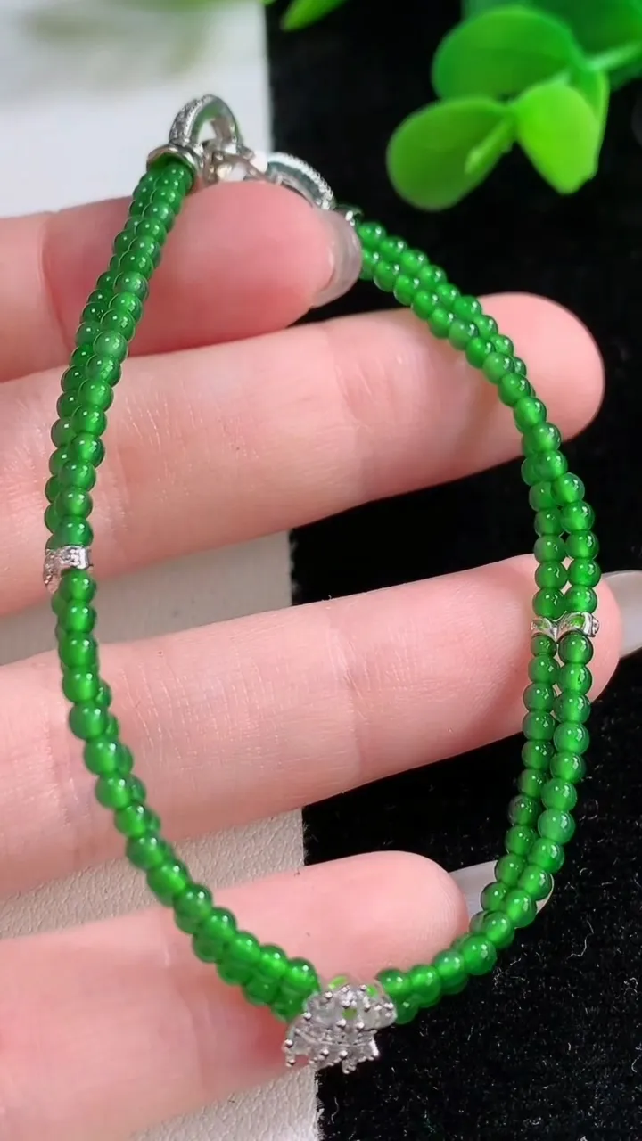 天然A货翡翠小米珠手串，尺寸2.4，重量:5.37g11月25日
工厂直销收藏佳品,种好水足，色泽均