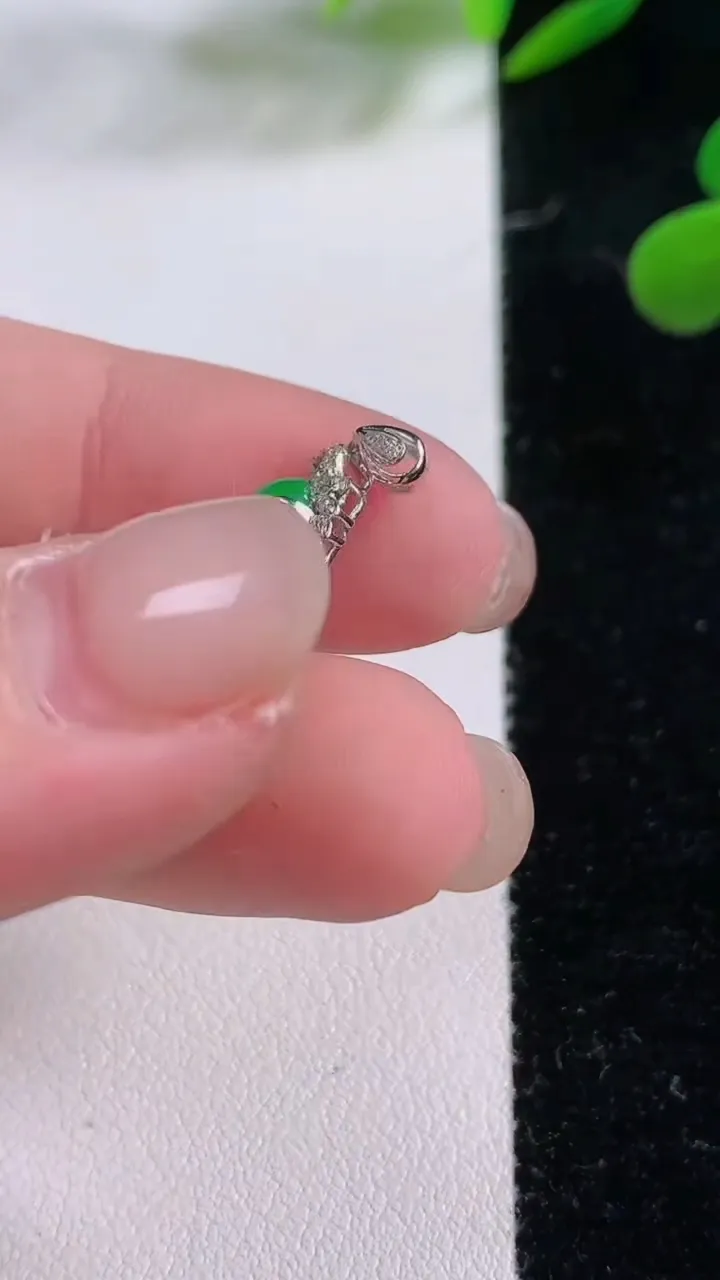 天然A货翡翠福豆吊坠，尺寸28-8.5-4.3，裸石19.5-7.5重:1.75g
11月25日