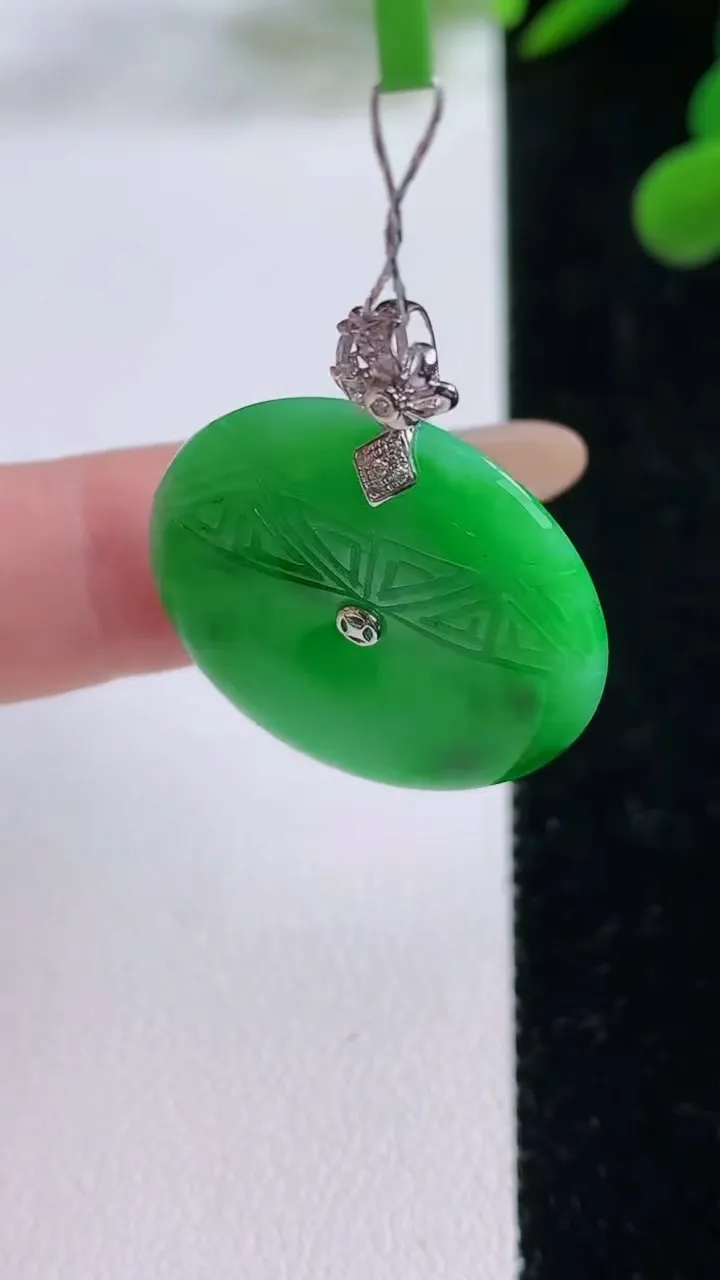 天然A货翡翠复古平安扣吊坠，尺寸25.3-5.2，重量:6.68g
11月25日