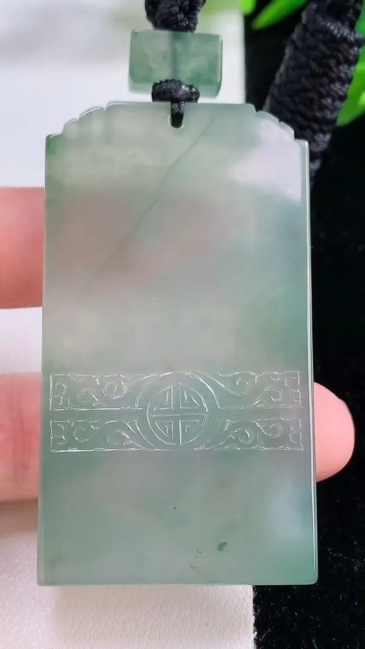 天然A货翡翠种飘花仿古无事牌吊坠，尺寸58.4-32.5-5.5，重量:39.40g
11月25日