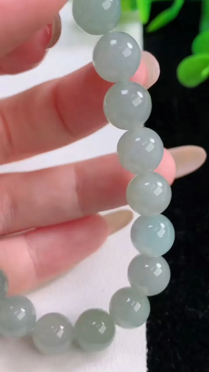 天然A货翡翠圆珠手串，尺寸9.3-20颗，重量:29.30g11月25日
工厂直销收藏佳品,种好水足，色泽均匀，有种有色，上手高大气！