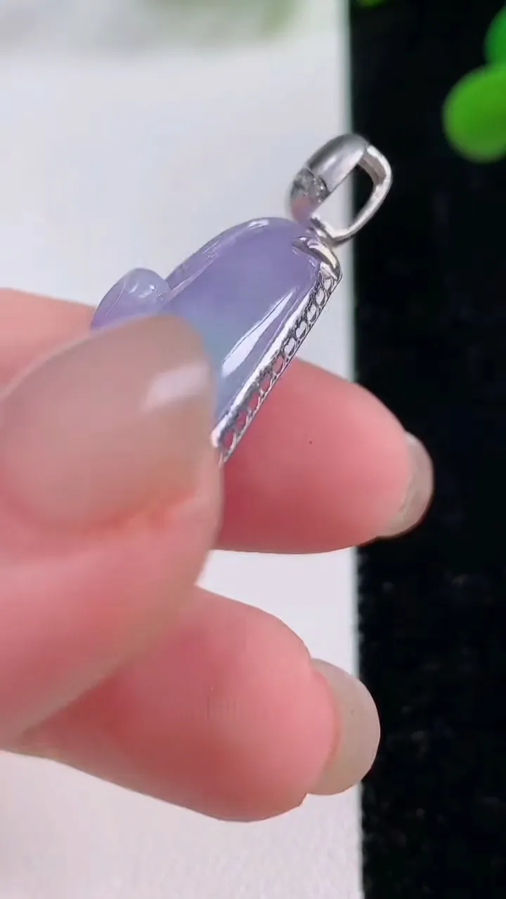 天然A货翡翠18K金紫罗兰福袋吊坠，尺寸35.6-20-12.6，重量:13.73g
11月25日