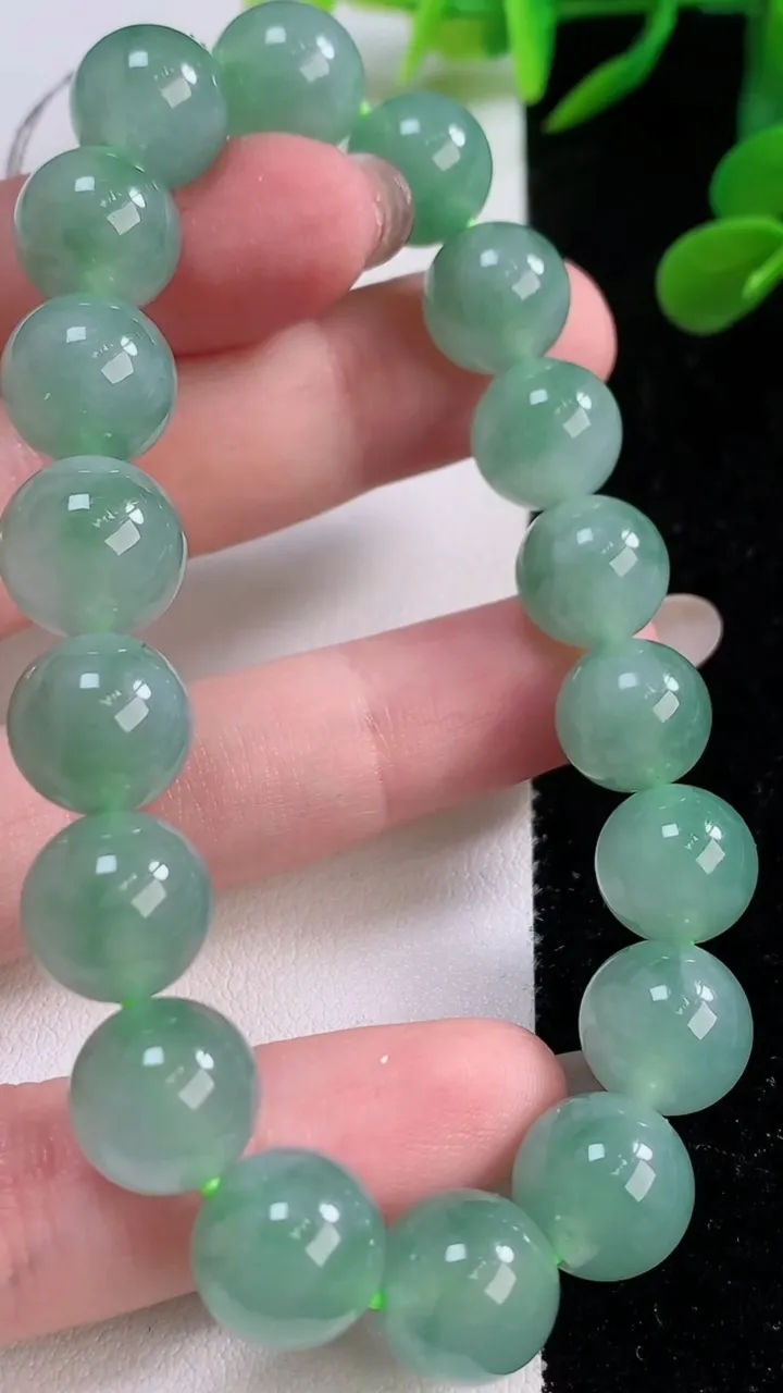 天然A货翡翠圆珠手串，尺寸11-18颗，重量:41.95g11月25日
工厂直销收藏佳品,种好水足，色泽均匀，有种有色，上手高大气！