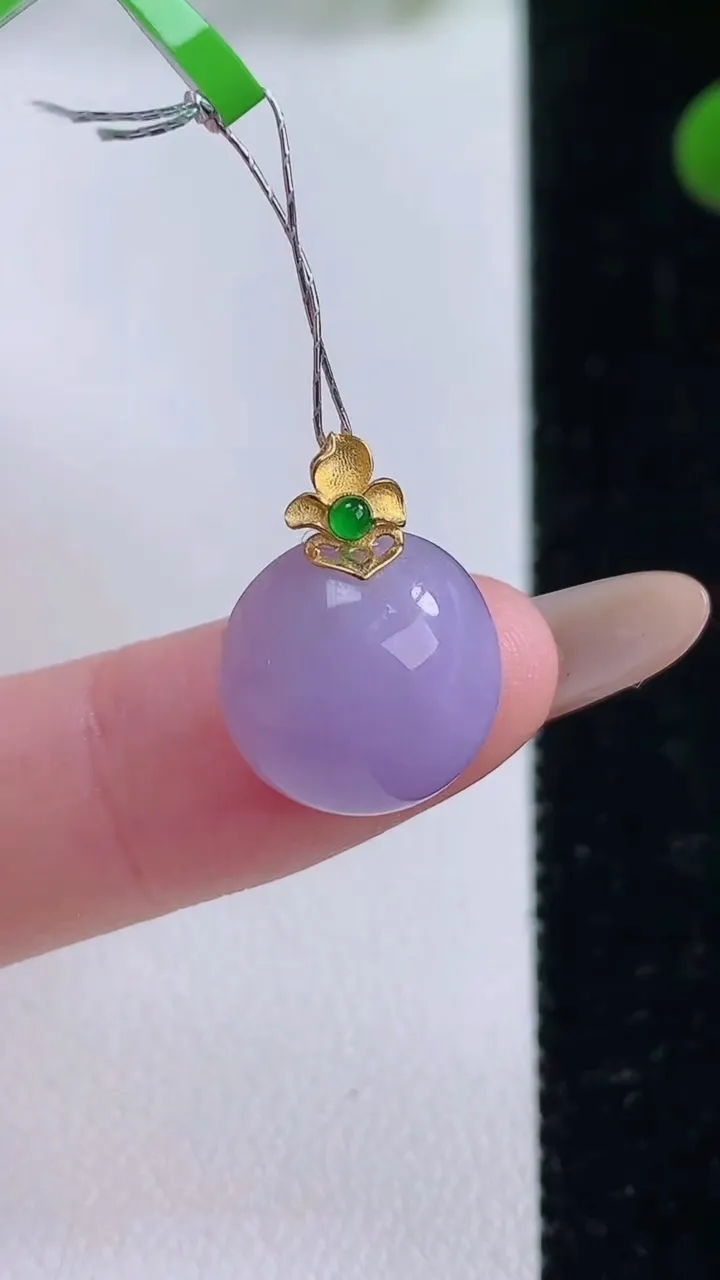 天然A货翡翠18K金紫罗兰蛋面吊坠，尺寸12.9-7.5，重量:2.36g
11月25日