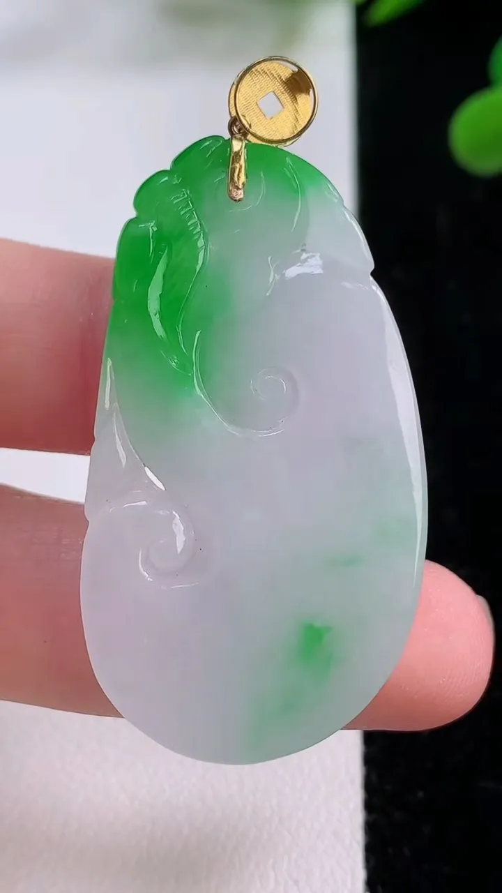 天然A货翡翠如意吊坠，尺寸44-24.2-4，重量:9.37g
11月25日