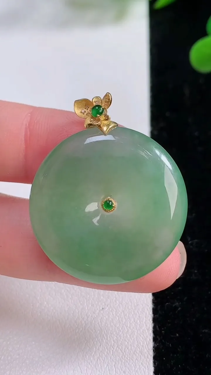 天然A货翡翠平安扣吊坠，尺寸28.9-5.7，重量:10.42g
11月25日