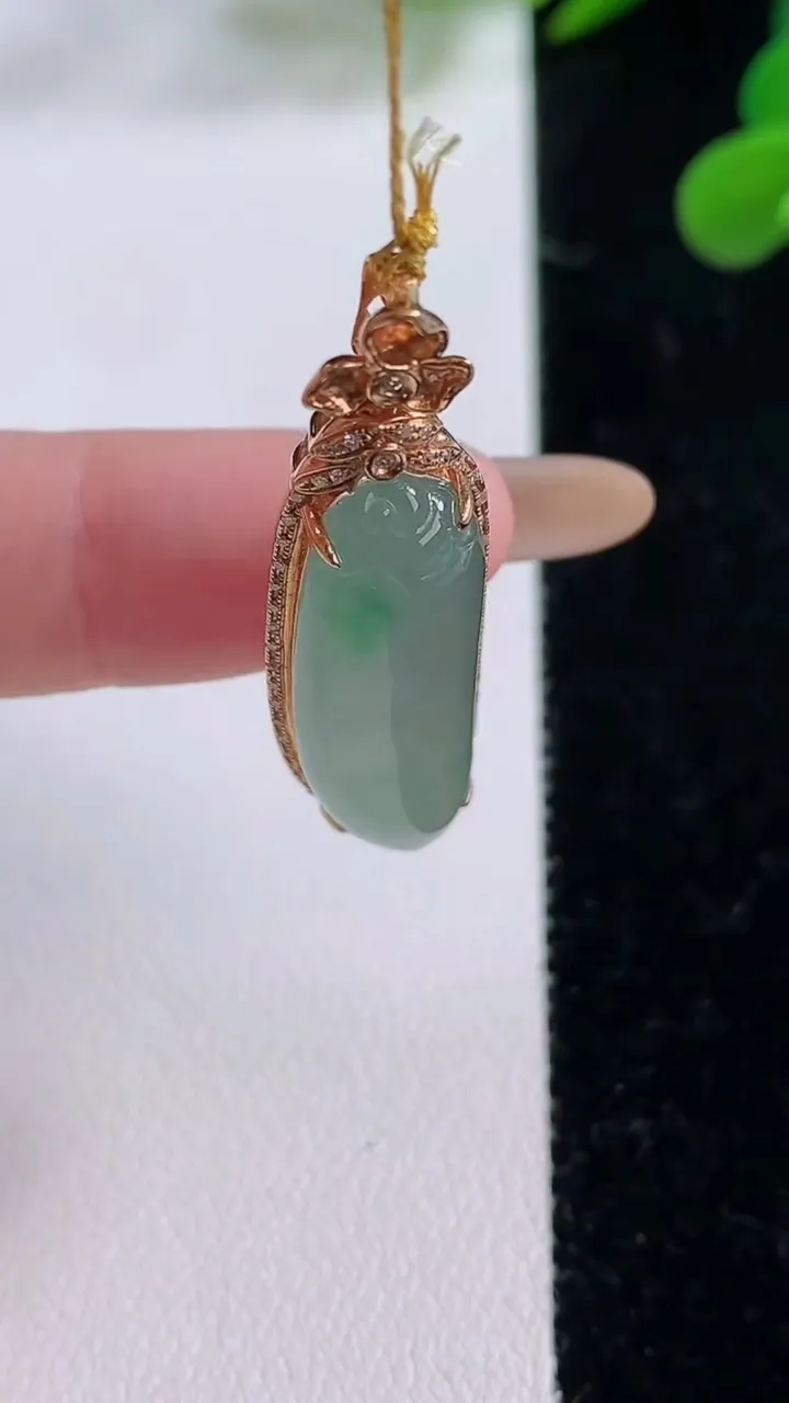 天然A货翡翠山水福瓜吊坠，尺寸39.3-11-8.1，裸石28.6-8.8重量:5.81g
11月25日