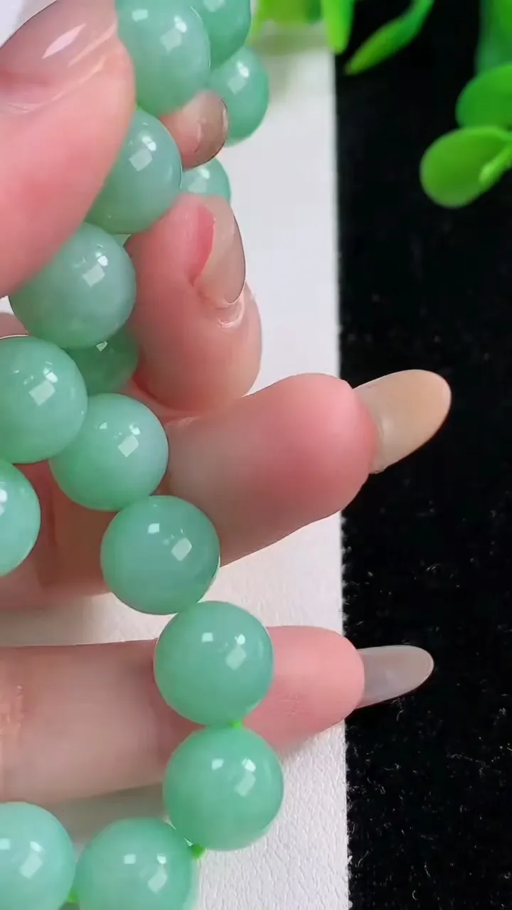 天然A货翡翠圆珠手串，尺寸10.8-20颗，重量:41.27g11月25日
工厂直销收藏佳品,种好水足，色泽均匀，有种有色，上手高大气！