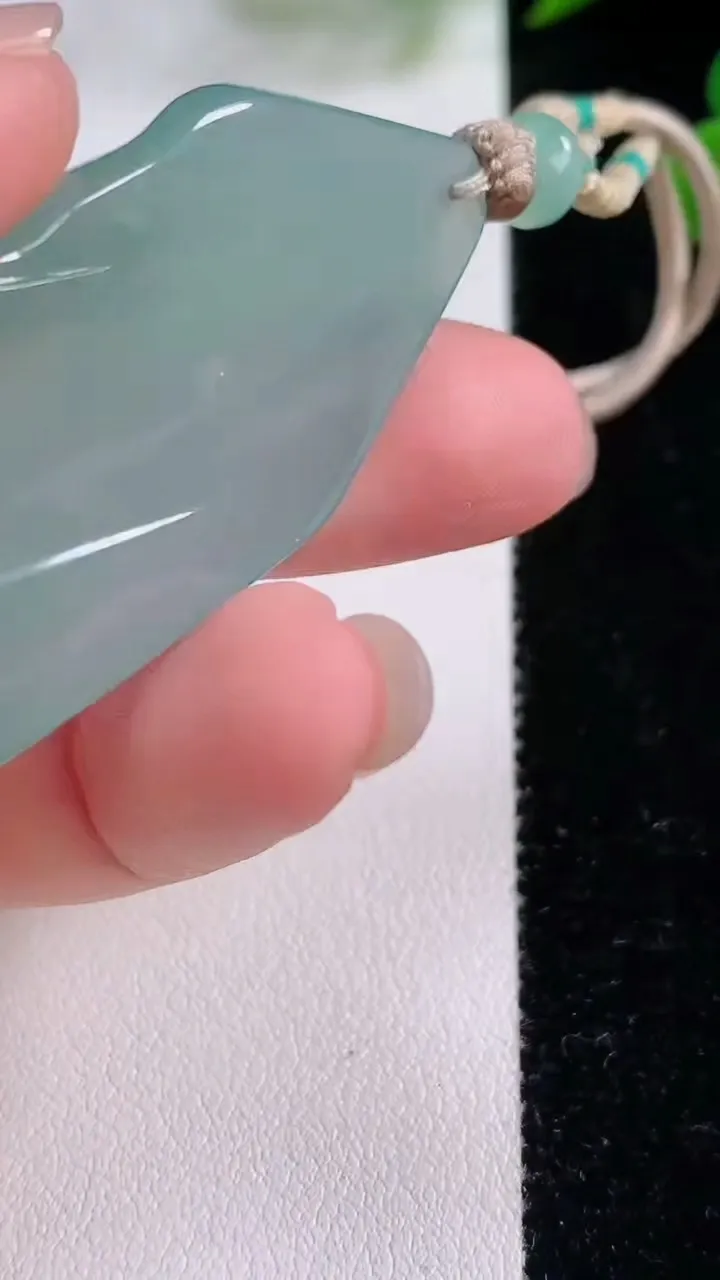 天然A货翡翠无相佛吊坠，尺寸57-23.6-4.9，重量:17.57g
11月25日