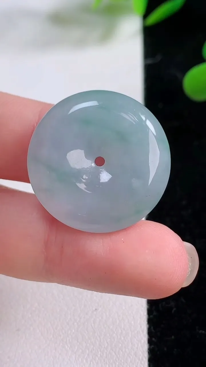 天然A货翡翠飘花平安扣吊坠，尺寸24.5-5.7，重:7.46g
11月25日