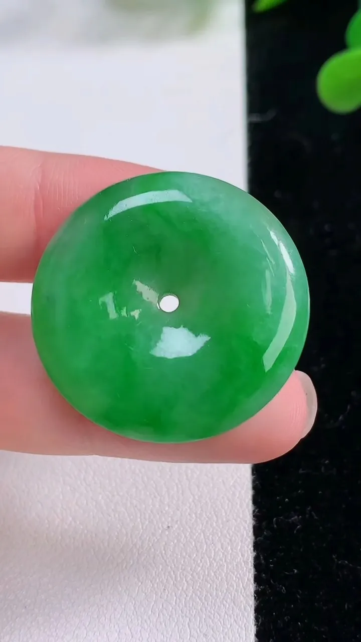 天然A货翡翠平安扣吊坠，尺寸29.7-5.2，重量:9.70g
11月25日