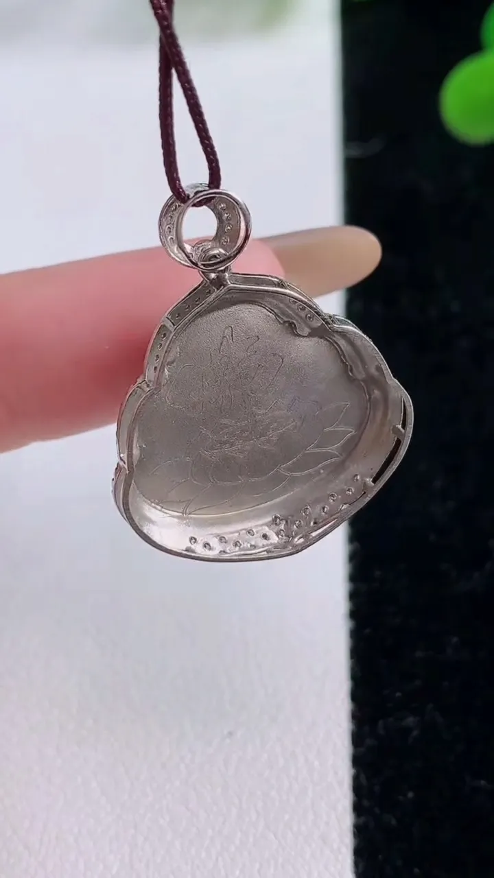 天然A货翡翠佛公吊坠，尺寸27.6-21.5-7.8，裸石16.4-18.8重量:4.23g
11月25日