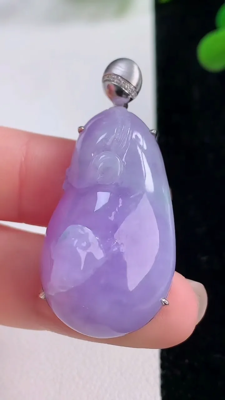 天然A货翡翠18K金紫罗兰福袋吊坠，尺寸35.6-20-12.6，重量:13.73g
11月25日