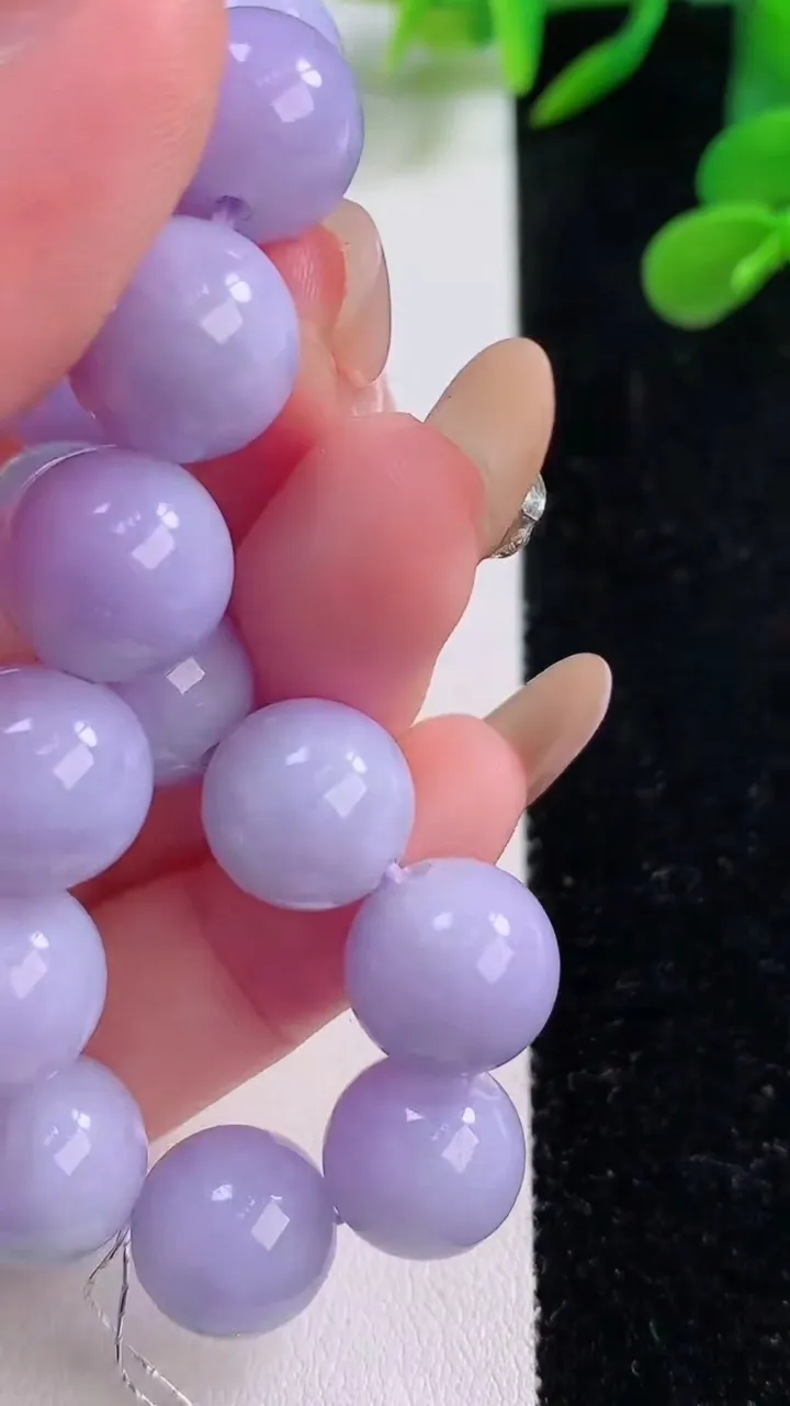 天然A货翡翠紫罗兰圆珠手串，尺寸11.4-15颗，重量:41.28g11月25日
工厂直销收藏佳品,种好水足，色泽均匀，有种有色，上手高大气！