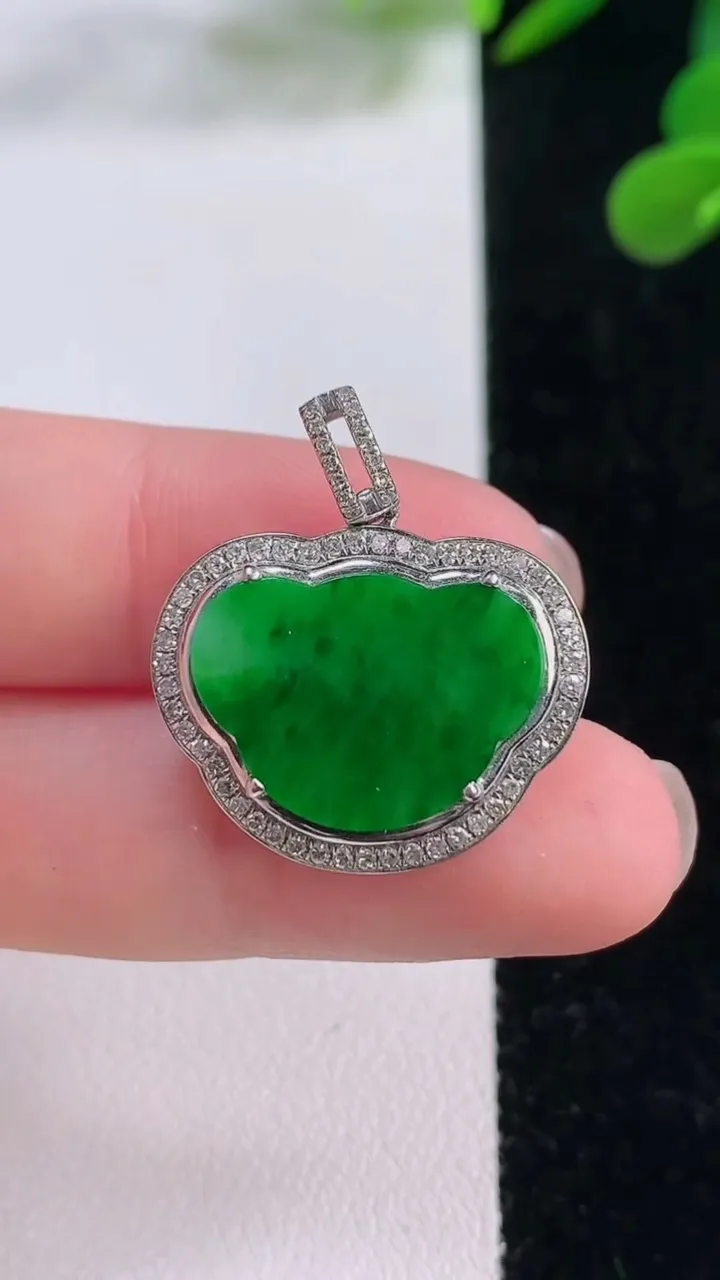 天然A货翡翠如意头吊坠，尺寸25.5-22.8-6.3，裸石12.6-17.4重量:4.21g
11