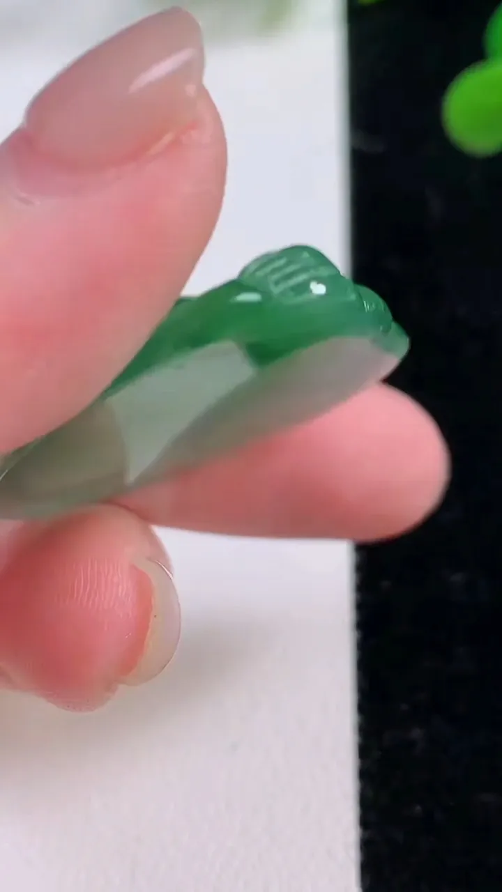 天然A货翡翠佛公镶嵌件，尺寸29-36-6.1，重量:11.03g
11月25日