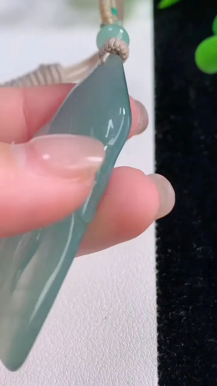 天然A货翡翠无相佛吊坠，尺寸57-23.6-4.9，重量:17.57g
11月25日