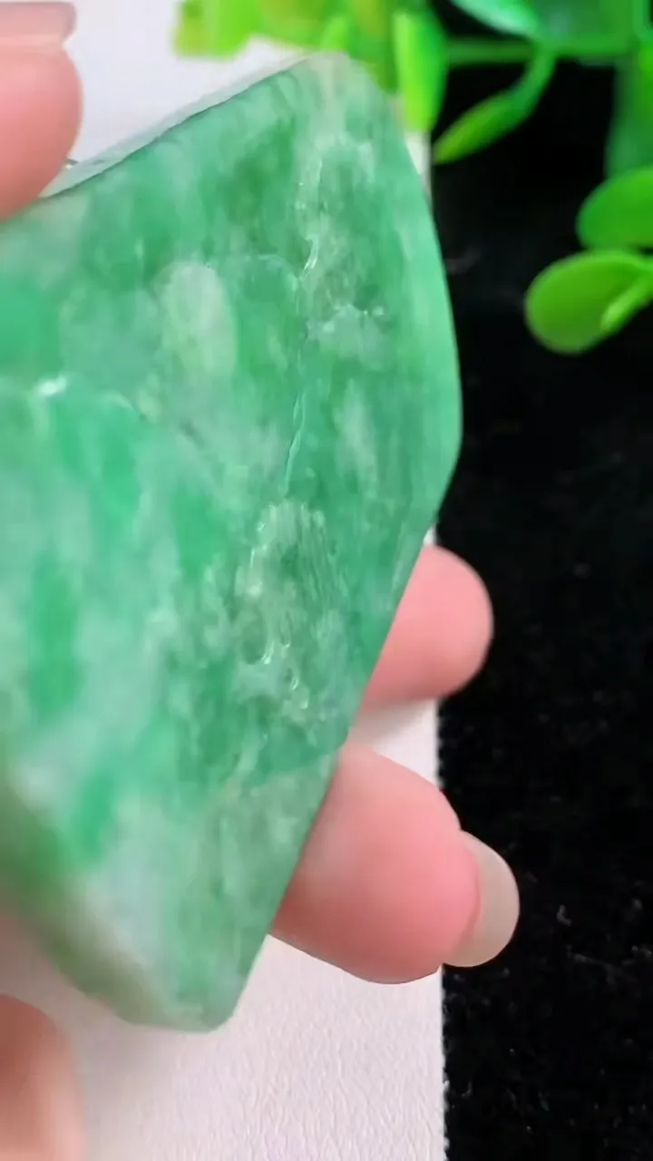 天然A货翡翠山水牌吊坠，尺寸67-40-11，重:70.95g
11月25日