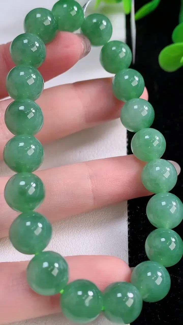 天然A货翡翠圆珠手串，尺寸9.8-20颗，重量:34.28g11月25日
工厂直销收藏佳品,种好水足，色泽均匀，有种有色，上手高大气！