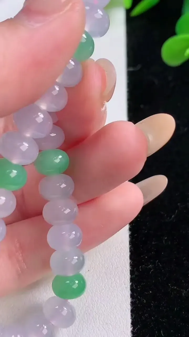 天然A货翡翠算盘珠手串，尺寸8.2-5.5-31颗，重量:23.49g11月25日
工厂直销收藏佳品,种好水足，色泽均匀，有种有色，上手高大气！