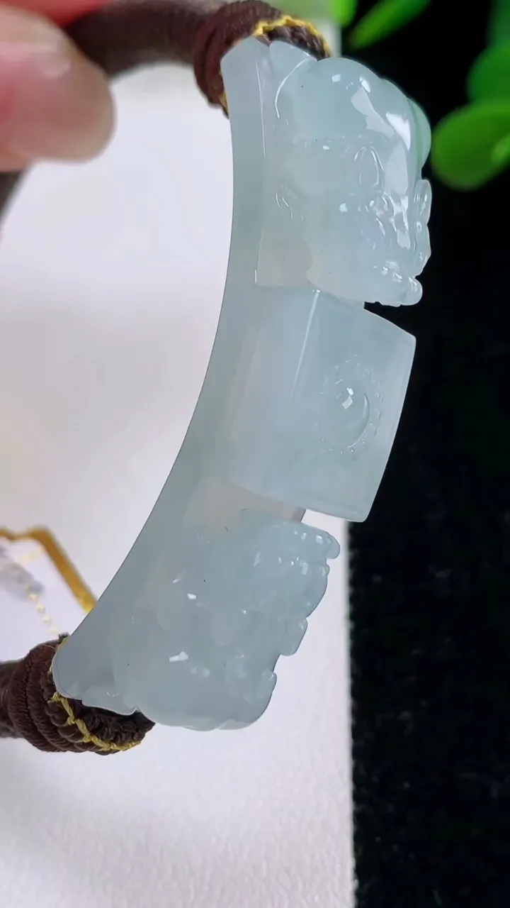 天然A货翡翠冰种飘花貔貅手绳，尺寸51-12-10，重量:28.74g
11月25日