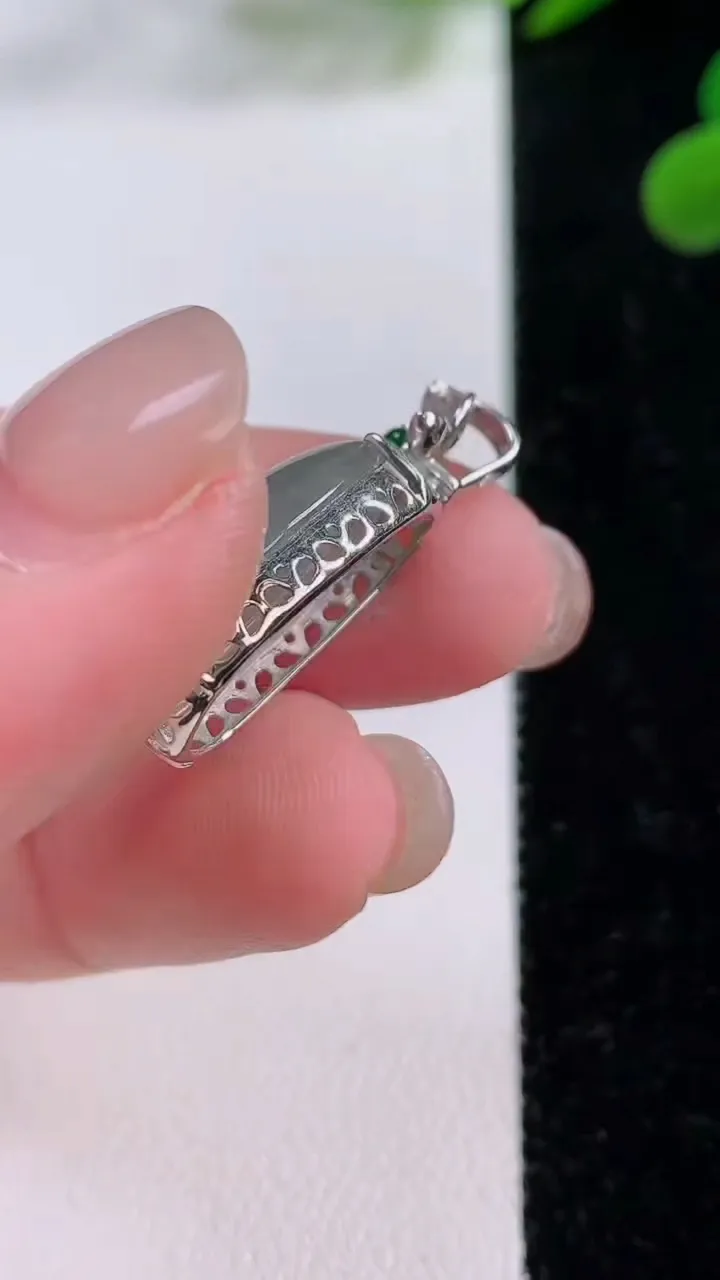 天然A货翡翠福瓜吊坠，尺寸18.9-11.8-8.3，重量:2.94g
11月25日