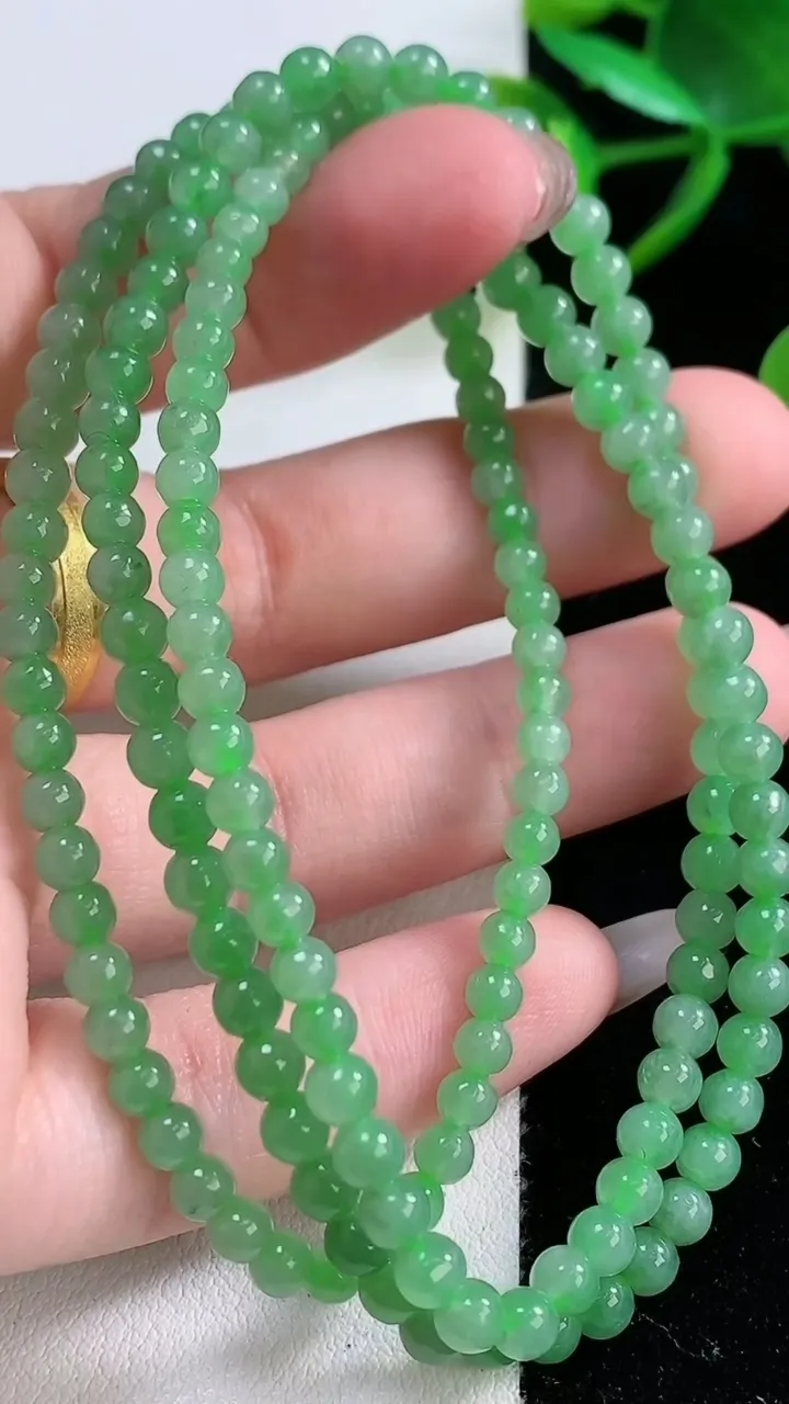 天然A货翡翠圆珠项链，尺寸4.2-154颗，重量:18.72g
11月25日