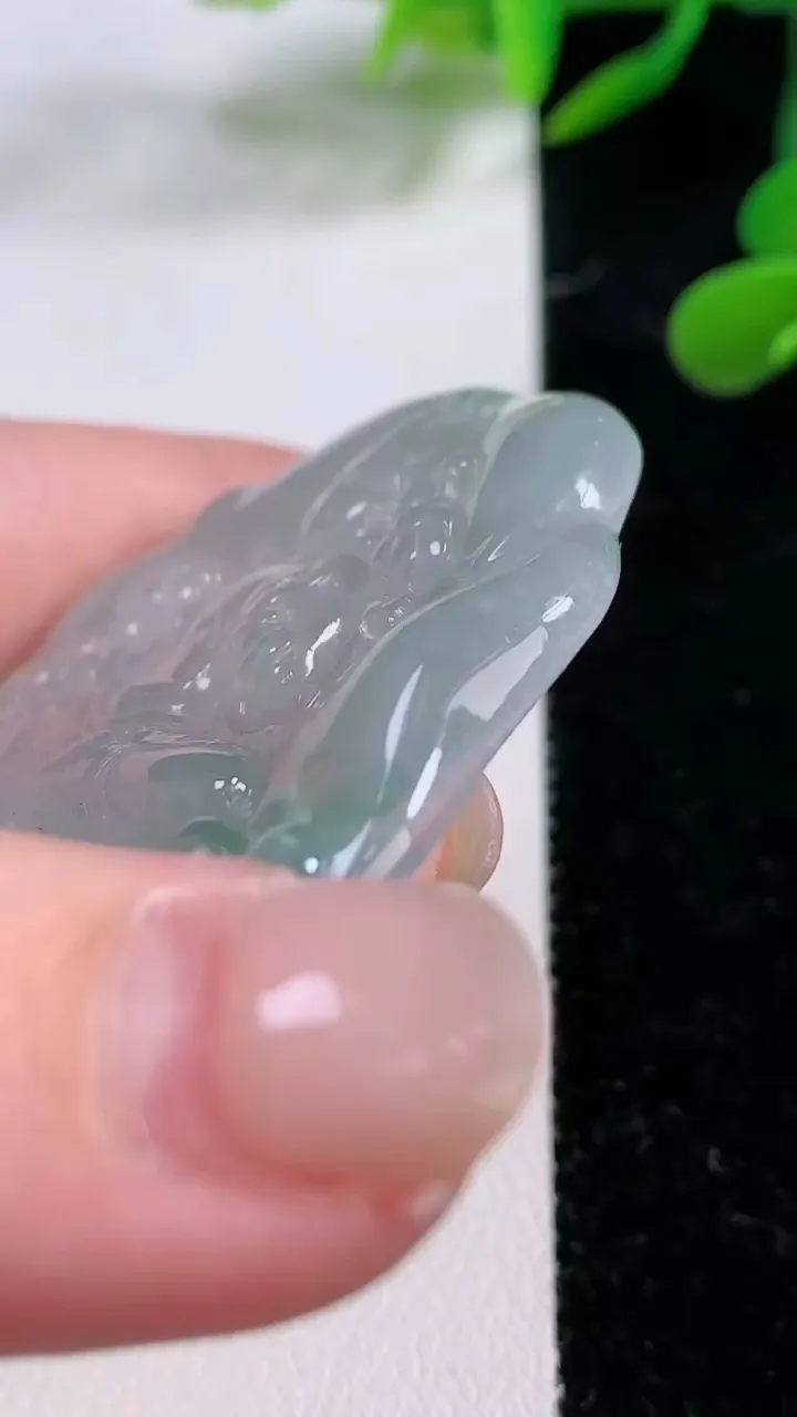 天然A货翡翠种飘花大势至菩萨吊坠，尺寸53-48-6，重:26.98g
11月25日