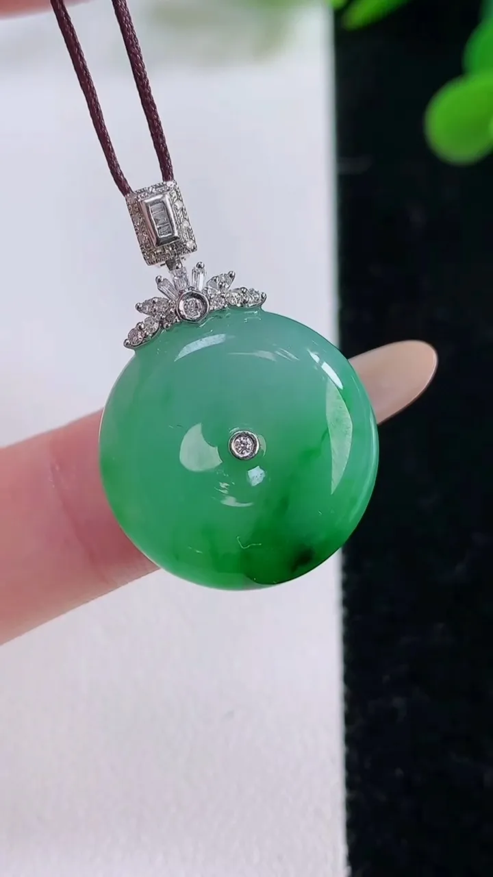 天然A货翡翠平安扣吊坠，尺寸19.7-6.6，重量:6.16g
11月25日