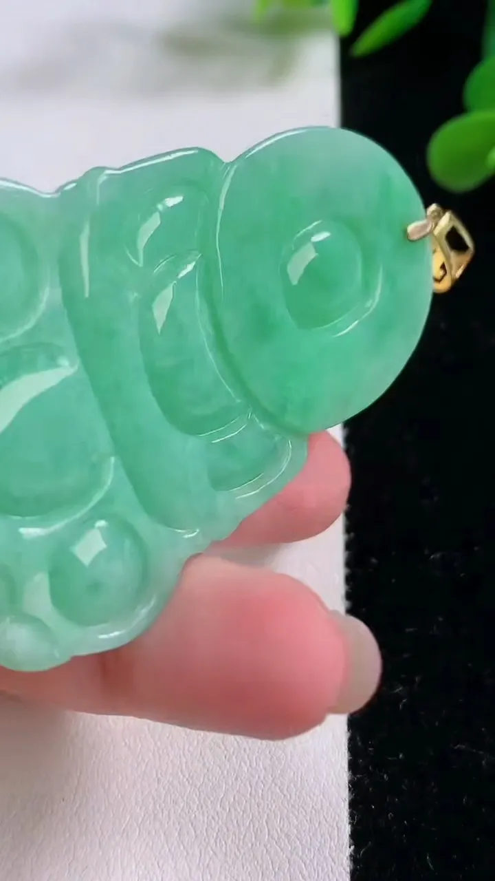 天然A货翡翠观音菩萨吊坠，尺寸60.6-39.7-7.6，重量:31.59g
11月25日