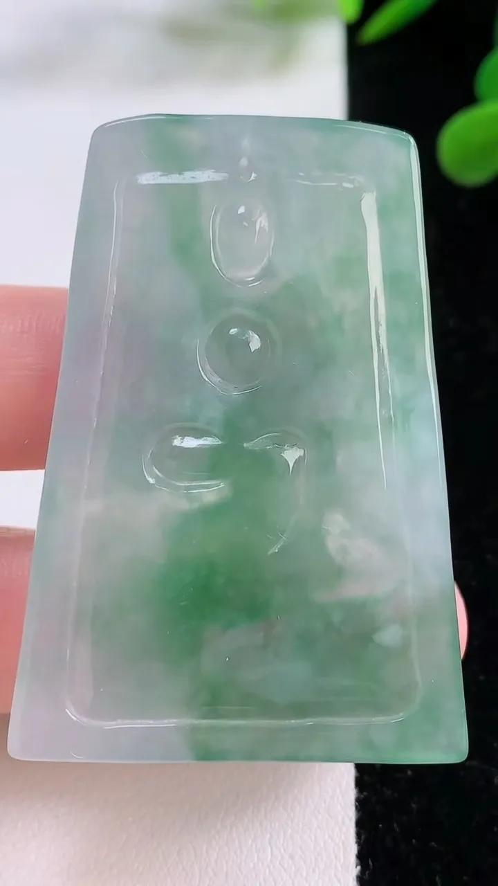 天然A货翡翠普贤菩萨吊坠，尺寸51.4-36.2-4.8，重量:20.00g
11月25日