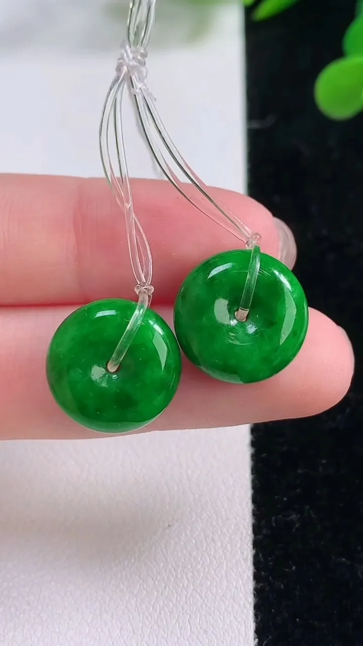 天然A货翡翠平安扣吊坠一对，尺寸14.2-6，重量:7.56g
11月25日