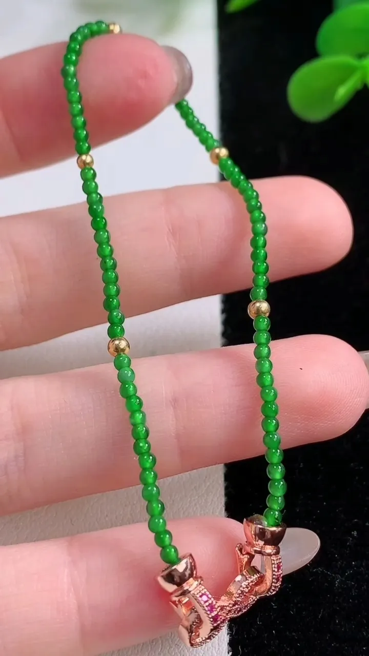 天然A货翡翠小米珠手串，尺寸1.8-80颗，重量:2.36g11月25日
工厂直销收藏佳品,种好水足